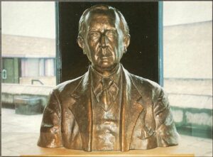 Buste Bronze de JRR Tolkien, carte postale de la Tolkien Society